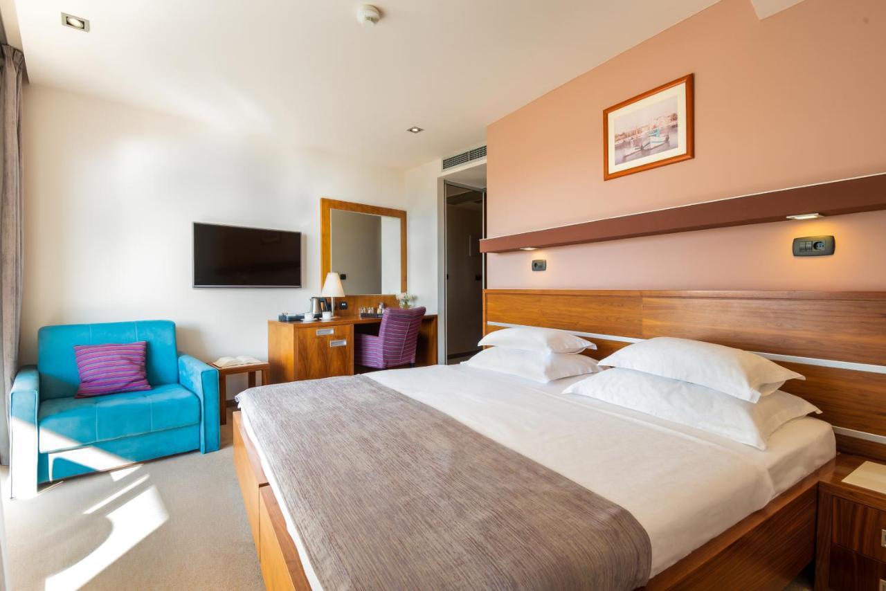 Hotel Plaza Омиш Экстерьер фото