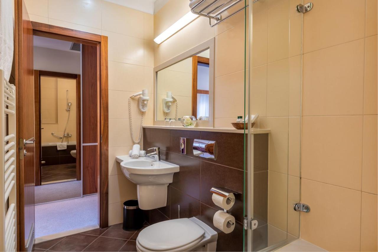 Hotel Plaza Омиш Экстерьер фото