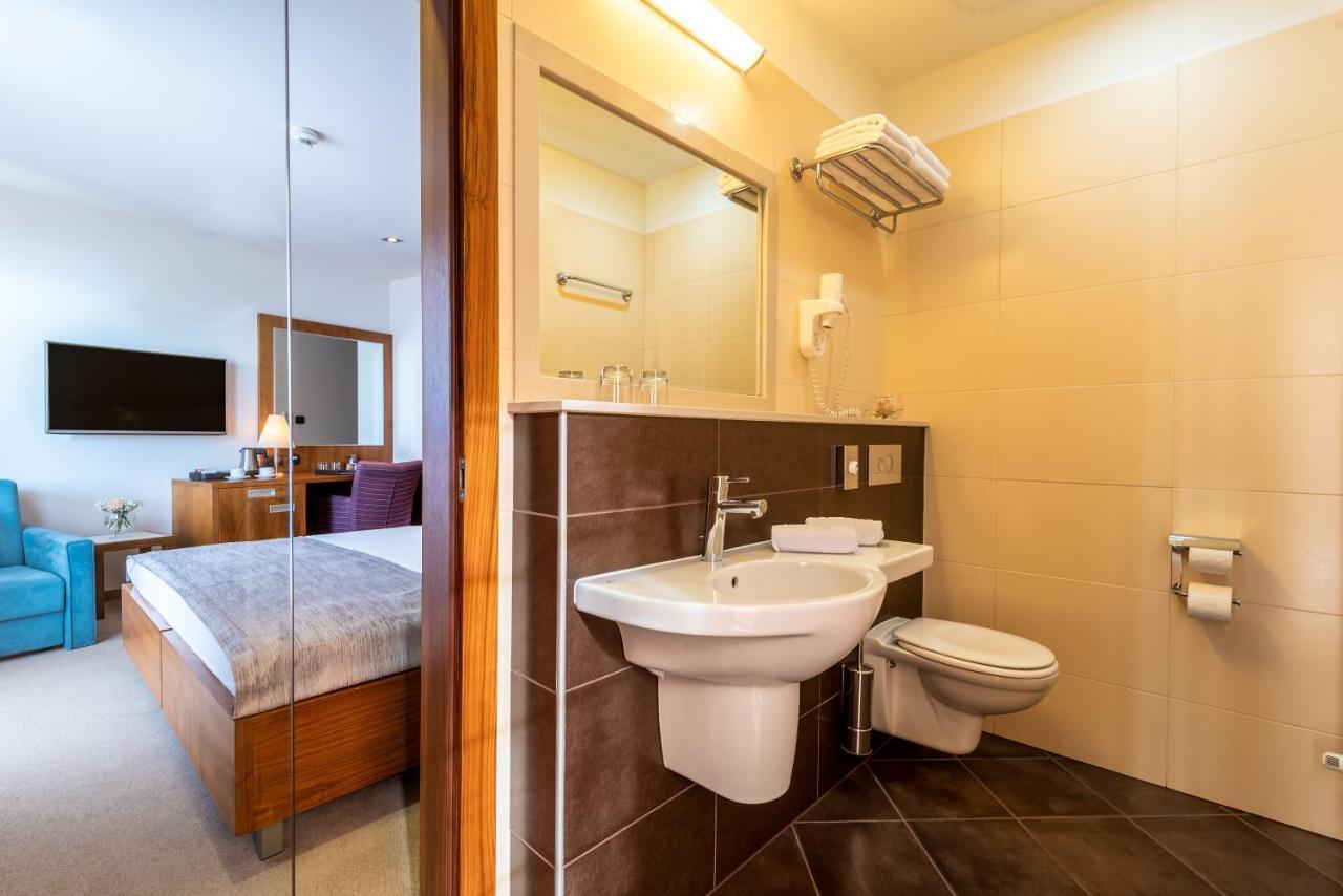 Hotel Plaza Омиш Экстерьер фото