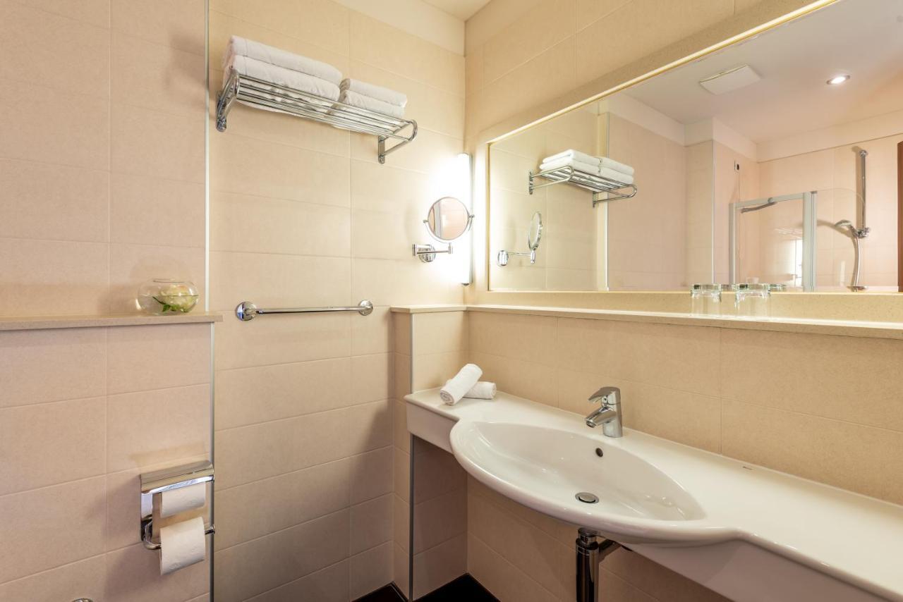 Hotel Plaza Омиш Экстерьер фото
