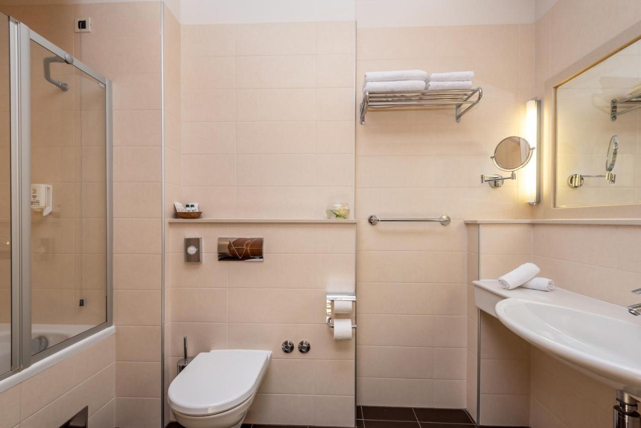 Hotel Plaza Омиш Экстерьер фото